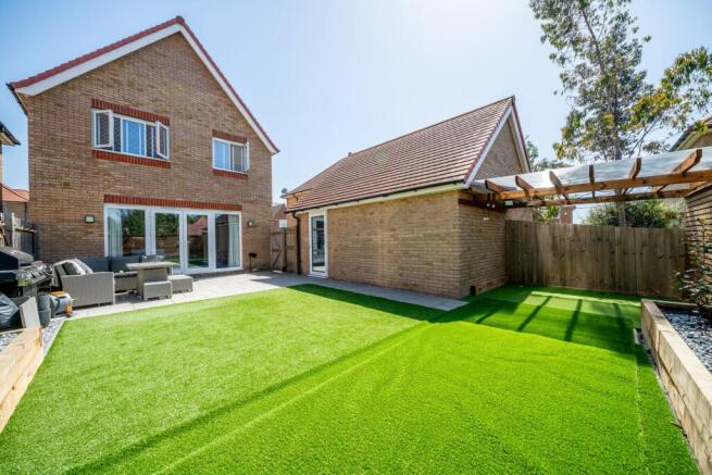 Mallard Crescent, Caddington, LU1 photo 4
