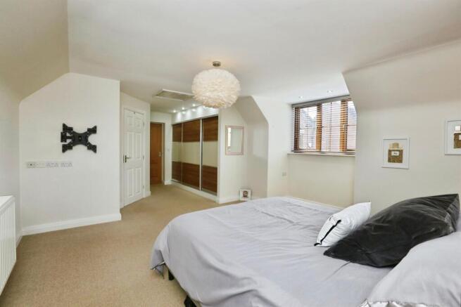 6 bed Detached for sale Image 12