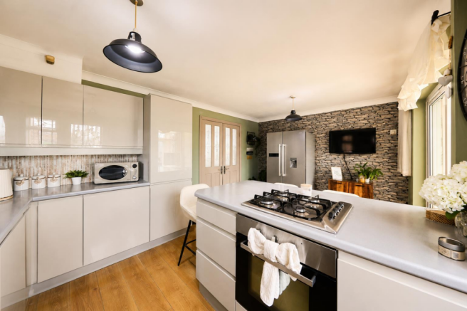 4 bed Semi-Detached for sale Image 9