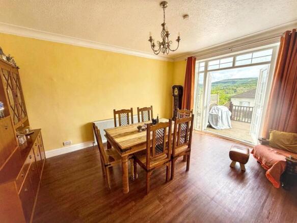 4 bed Semi-Detached for sale Image 6