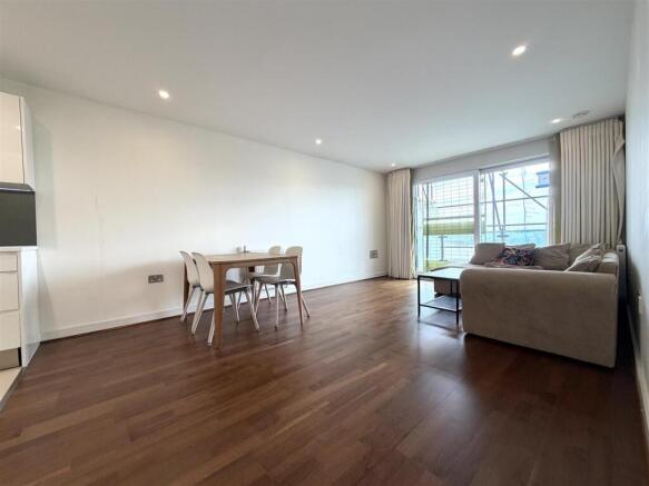 Living Room Pic 3.jpeg