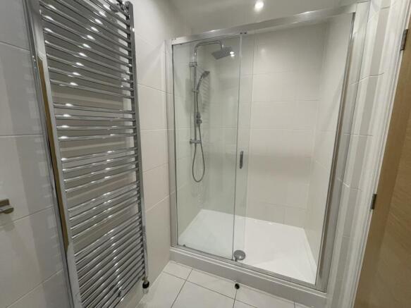 4 bed House to rent Image 6