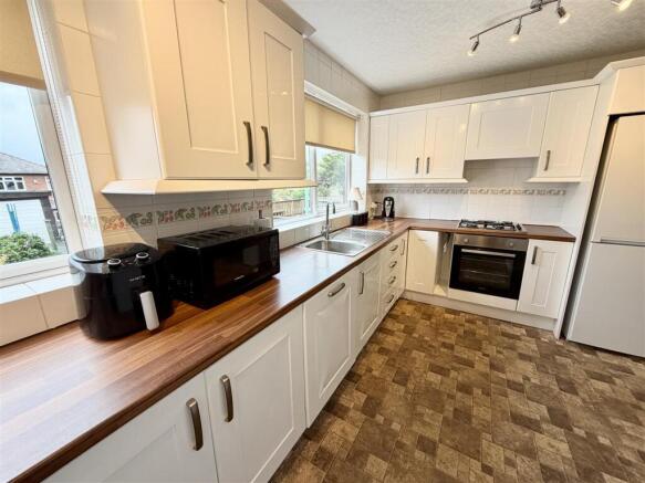 3 bed Semi-Detached for sale Image 4