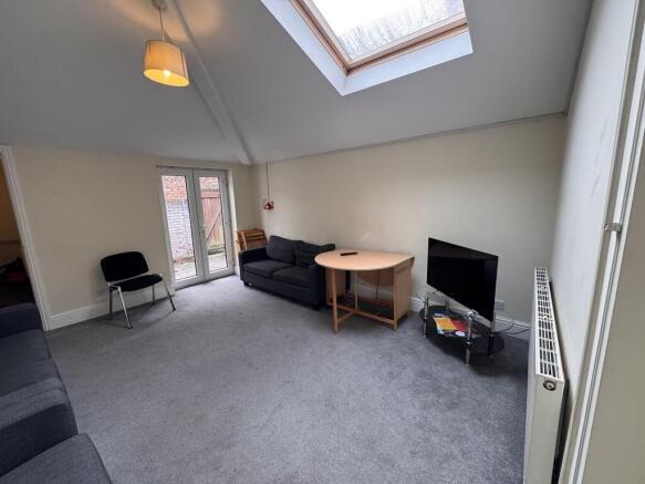 1 bed House Share to rent Image 2