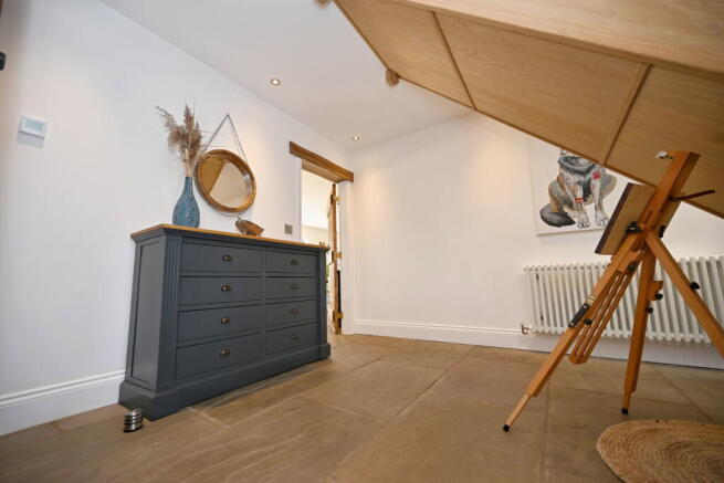 6 bed Detached for sale Image 11