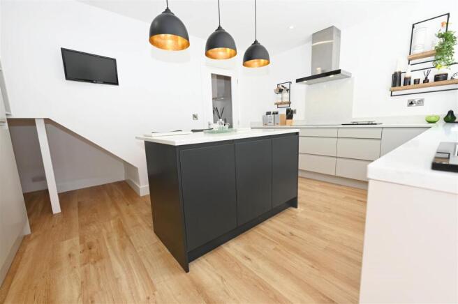 4 bed Detached for sale Image 5