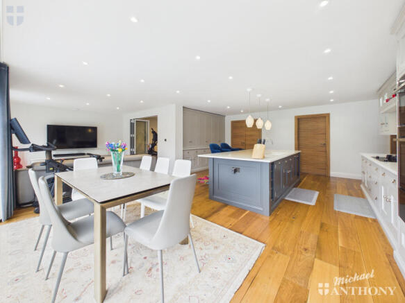 CAM03852G0-PR0583-STILL018