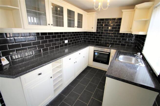 3 bed End of Terrace to rent Image 4