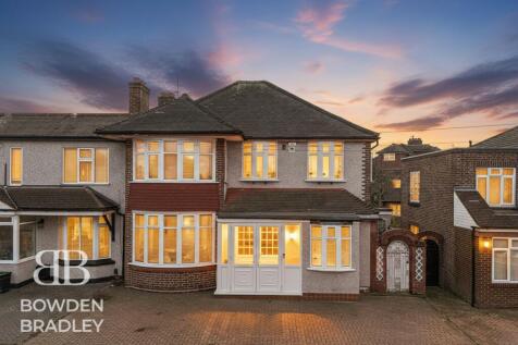 Abbotswood Gardens, Clayhall, IG5