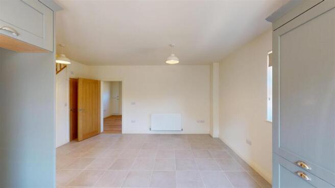 4 bed Semi-Detached to rent Image 6