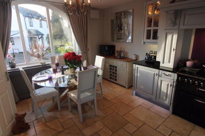 KITCHEN\DINING ROOM