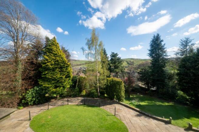 6 bed Detached for sale Image 4