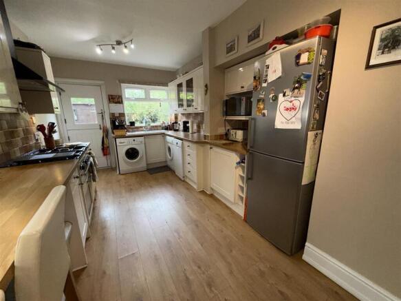 Hillside Avenue, Grotton, Oldham photo 4