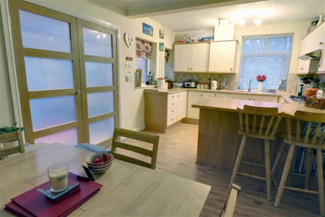 KITCHEN/DINING ROOM