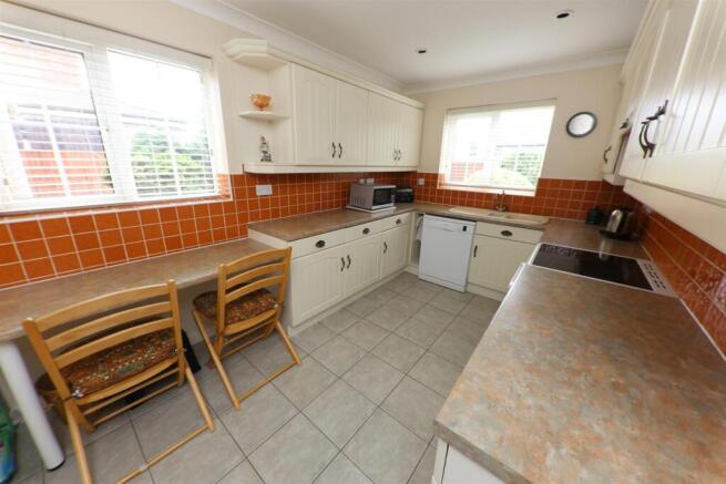 4 bed Detached for sale Image 9