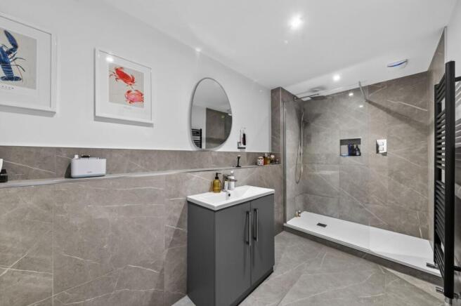 5 bed Detached for sale Image 11