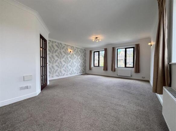 5 bed Detached for sale Image 11