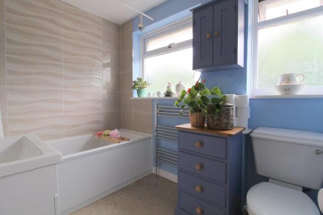 UPSTAIRS BATHROOM