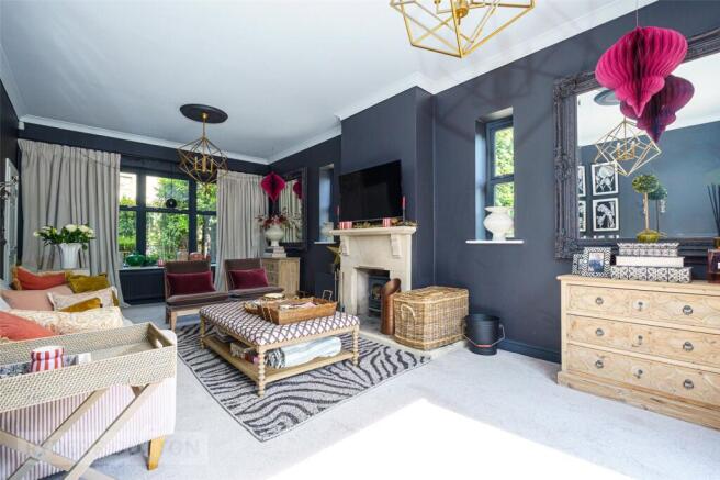 5 bed Detached for sale Image 8