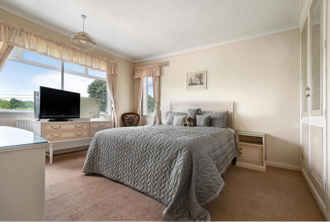 5 bed Detached for sale Image 12