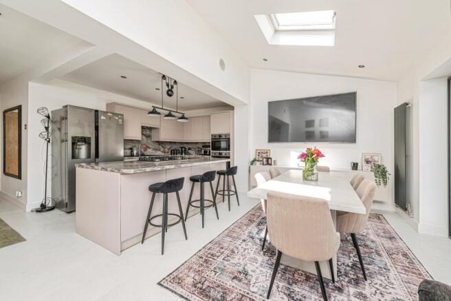 4 bed Semi-Detached for sale Image 4