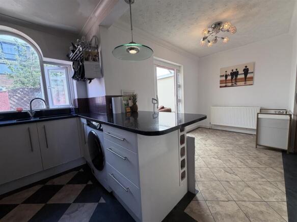 3 bed Semi-Detached for sale Image 12