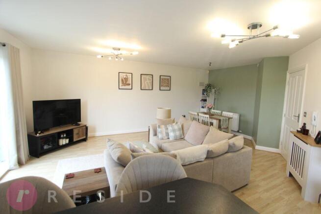 Lounge / Dining Area
