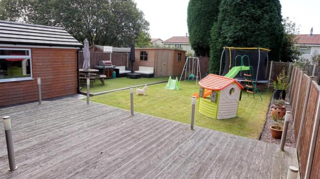 ENCLOSED REAR GARDEN