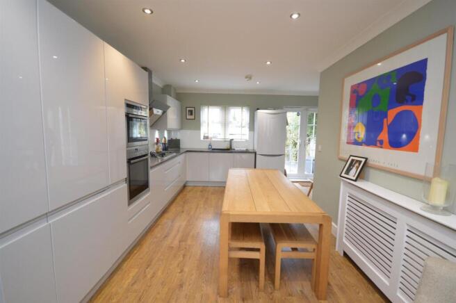 4 bed Town House to rent Image 5
