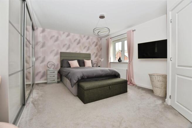 4 bed Detached for sale Image 11