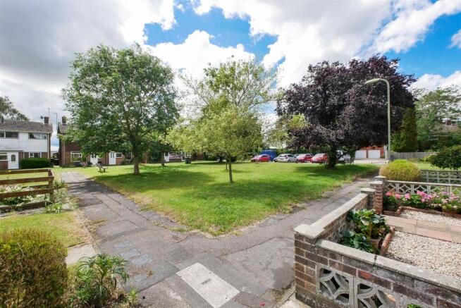 COMMUNAL GREEN