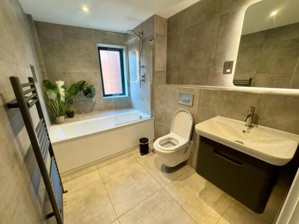 2 bed Flat to rent Image 11
