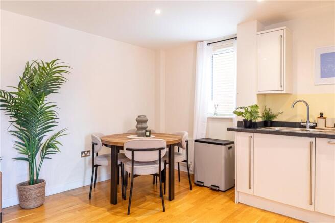 Pembroke Road, Newbury, Berkshire, RG14 photo 3