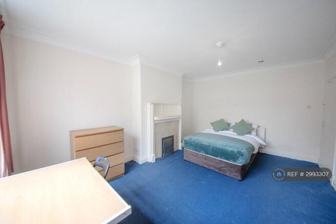 5 bed Semi-Detached to rent Image 5