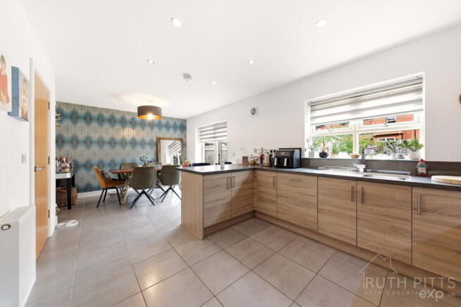 5 bed Detached for sale Image 8