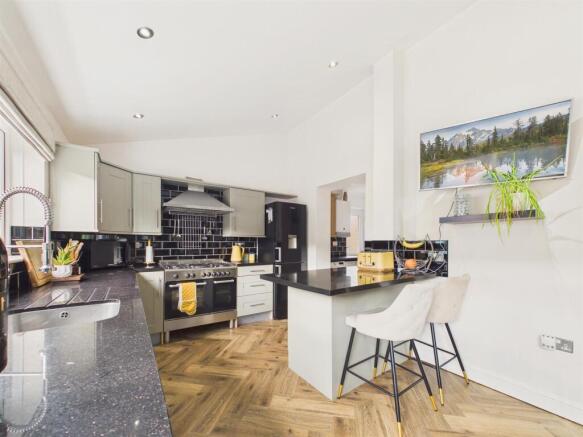 BREAKFASTING KITCHEN