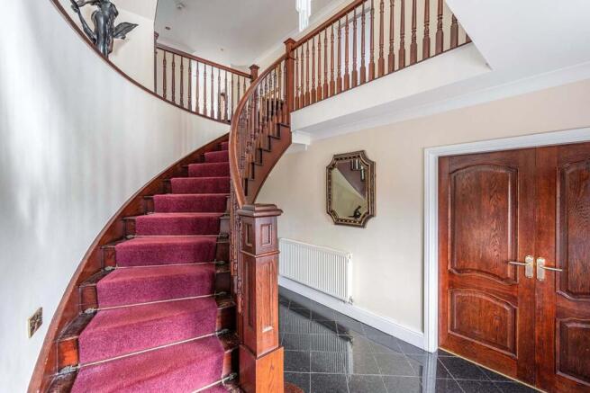 5 bed Detached for sale Image 4