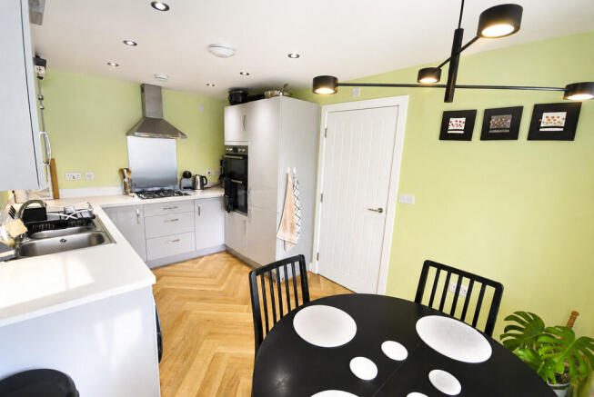 4 bed Semi-Detached for sale Image 8