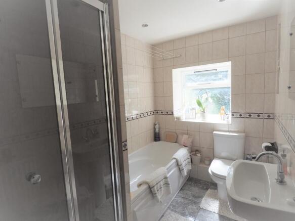 Bathroom (four piece bathroom suite)