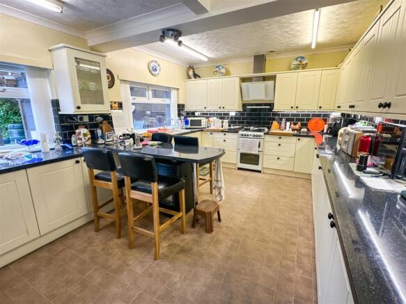 KITCHEN/BREAKFAST ROOM