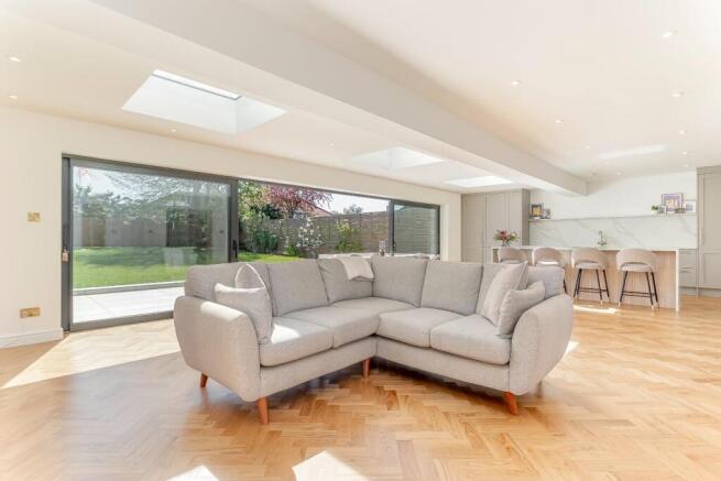 4 bed House for sale Image 6