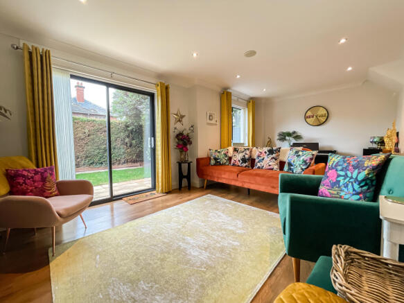 19 Victoria Court - Living room (4)