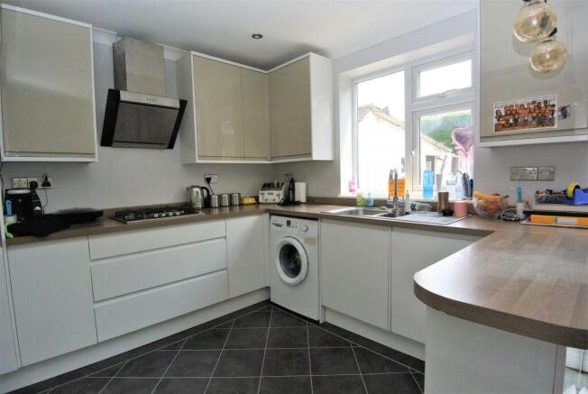 SR Kitchen1.JPG