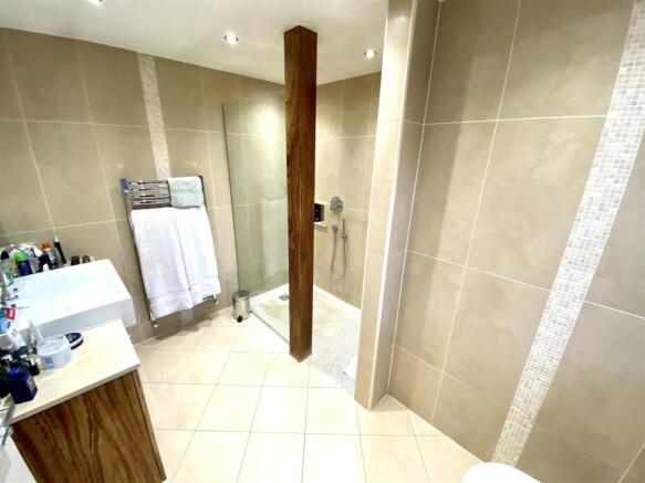 EN-SUITE SHOWER ROOM