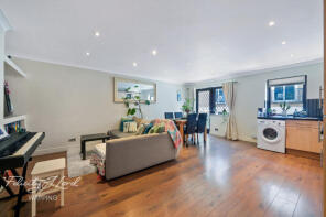 Flat 7, St Mary Graces Court, Cartwright Street, London E1 8NB