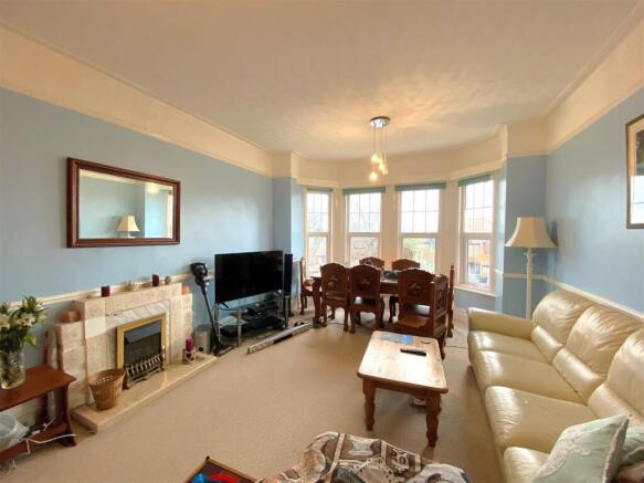 143A Dorset Rd - Lounge1.jpg