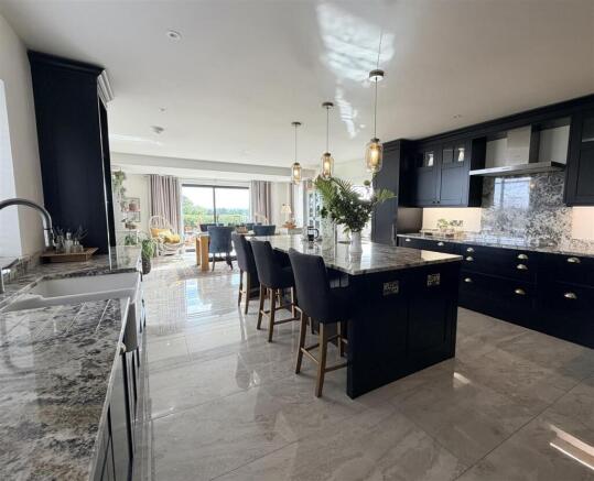 6 bed Detached for sale Image 5