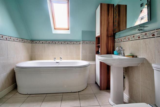 En Suite Bathroom: