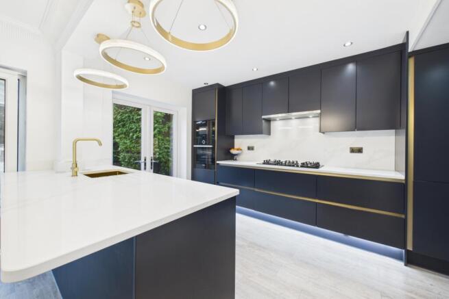 5 bed Detached for sale Image 4