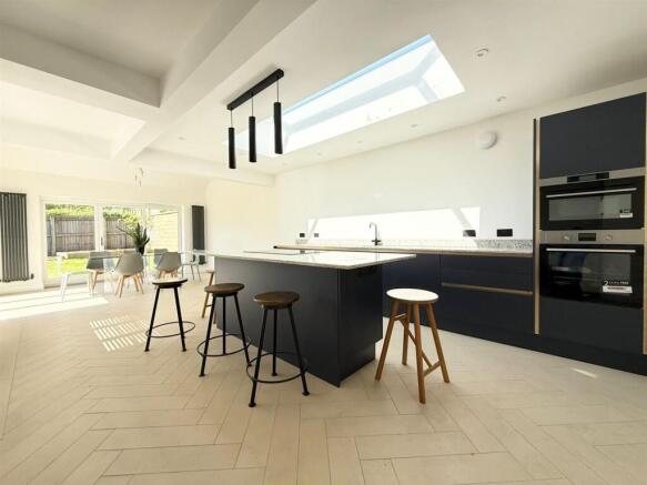 OPEN PLAN LIVING AREA